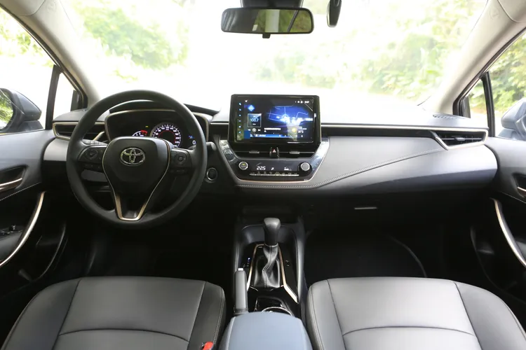 Toyota Corolla Altis 60週年特仕版車艙多處皆施以古銅色元素，搭配原本的黑色主調，帶來更多輕奢質感。林浩昇攝