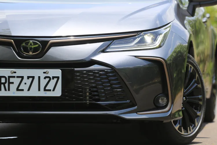 Toyota Corolla Altis 60週年特仕版導入古銅色外觀點綴，從水箱護罩到保桿飾條皆展現細節質感升級。林浩昇攝