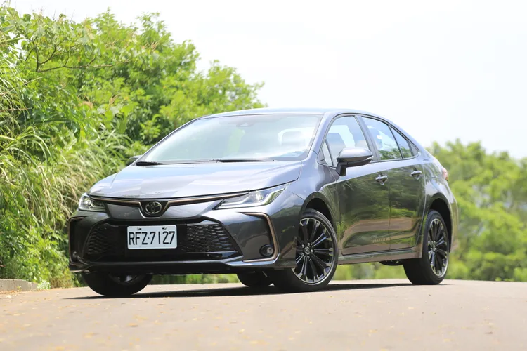Toyota Corolla Altis 60週年特仕版是在汽油豪華車型基礎上進行延伸，外觀除換上17吋雙色切削鋁圈，視覺質感呈現也更顯成熟穩重。林浩昇攝