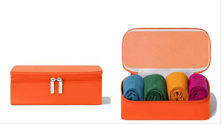 RIMOWA Travel Accessories系列亮橙色小型收納包，3800元。品牌提供