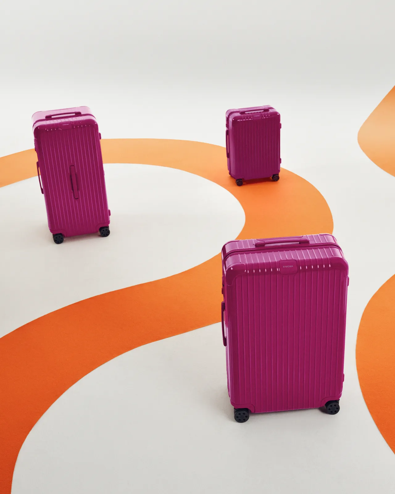 RIMOWA Essential系列Magenta紫紅色Cabin行李箱3萬1500元、Check-In L行李箱3萬9400元、Trunk Plus行李箱4萬9900元。品牌提供