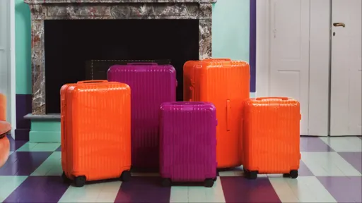 RIMOWA展開夏日普普風旅程　季節新色亮橙、紫紅繽紛登場