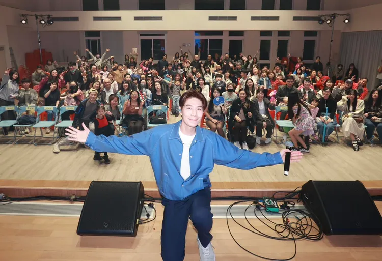 「星光幫」潘裕文在家鄉桃園平鎮演出時，無預警宣布「這可能是我作為一個歌手，最後一次站在這個舞台上。」翻攝潘裕文臉書