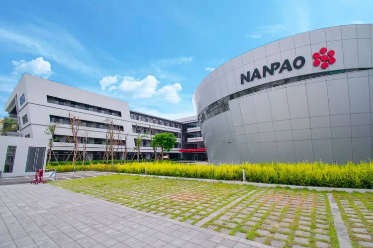 新應材、南寶樹脂與信紘科宣布將合資成立新寳紘科技股份有限公司，投入半導體先進封裝高階膠材市場。南寶提供