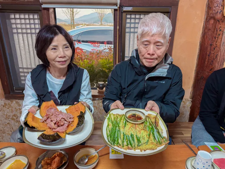 統計近4成台灣人選擇帶父母出國旅遊代替送禮。韓國慶州美食用餐示意圖，東南旅遊提供