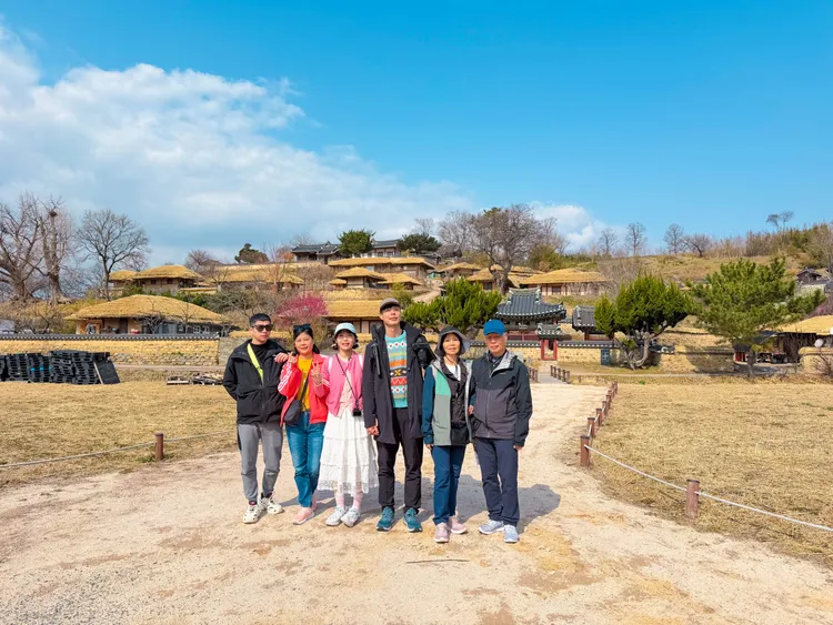 以目前初夏為例，氣候宜人的韓國正值旅遊黃金季節，可走訪首爾、釜山及慶州等熱門城市。東南旅遊提供