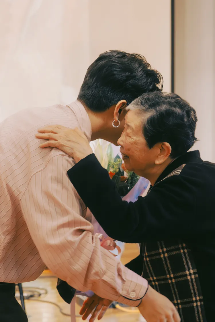 雷擎獻花給阿嬤春子。春雷音樂提供