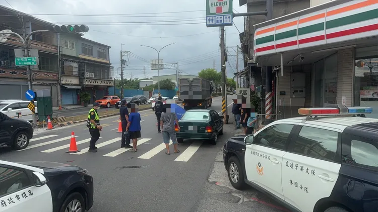 事發時路口超商前轎車暫停占用車道，這位張姓駕駛也被依過失致死罪送辦。民眾提供