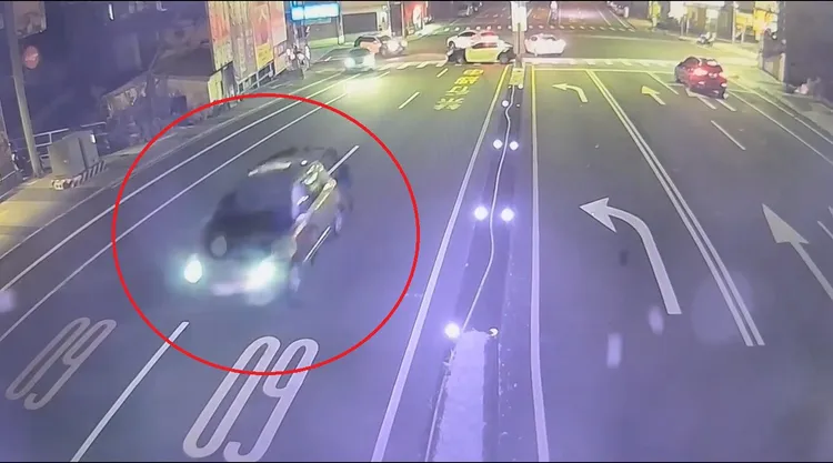 吳姓老翁疑毒駕拒檢落跑， 2台警車在後方尾隨追逐。民眾提供