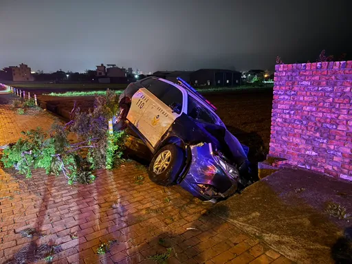 追逐畫面曝光！苗栗翁疑毒駕拒檢　警車挨撞衝水溝2警受傷　
