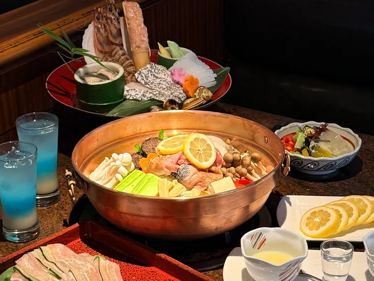 全新「廣島風檸檬旬鮮雙饗鍋」，主打以鹽麴、清酒與黃檸檬熬製的檸香湯底，結合海鮮與肉品打造夏日避暑系鍋物。業者提供