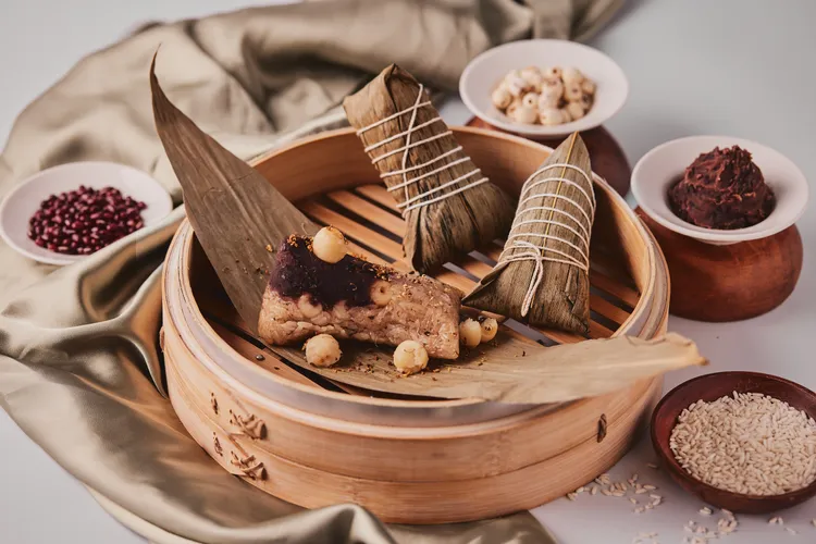 「桂花甜釀蓮子豆沙粽」口感Q彈的糯米帶有桂花釀香氣，與綿密豆沙與香甜蓮子相得益彰。業者提供