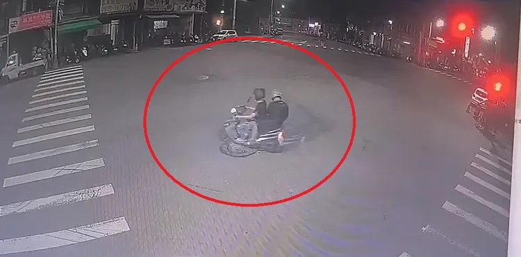 2名嫌犯潑漆犯案前被監視器拍下。民眾提供