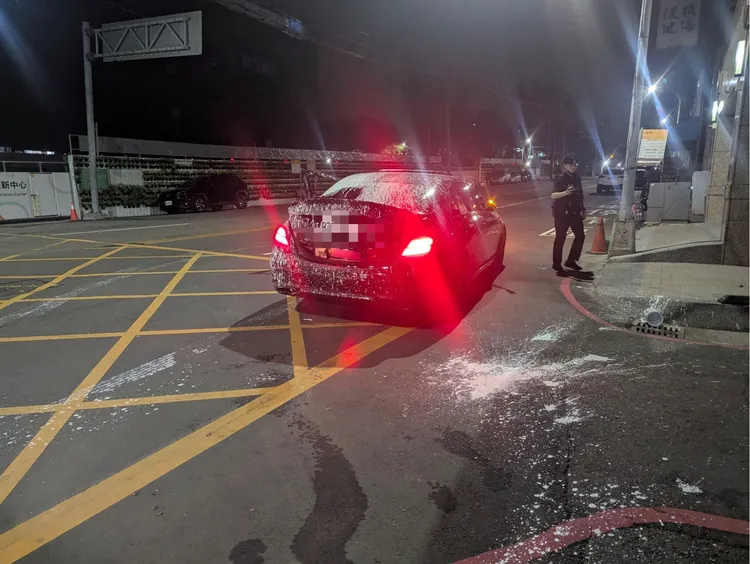 何男的賓士車滿是白漆。民眾提供