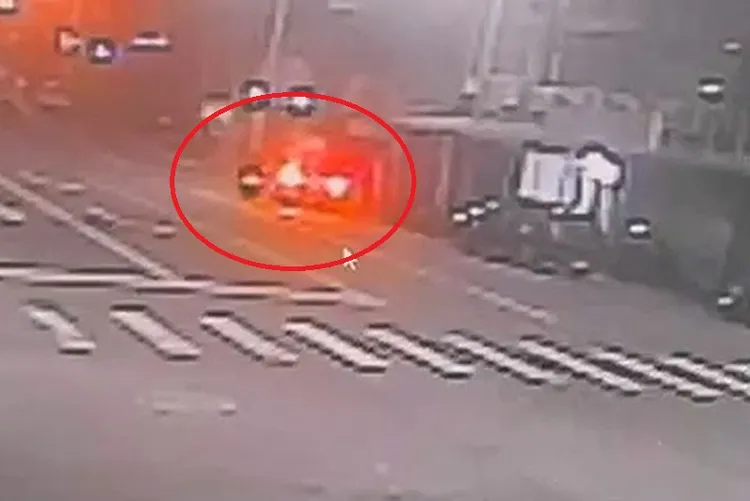 2名嫌犯朝何男賓士車潑漆。民眾提供