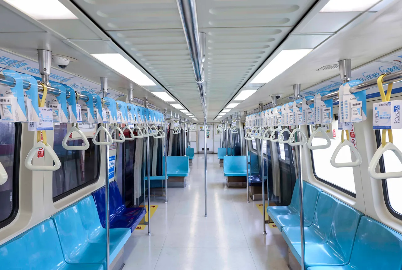 適樂膚與北捷合作，在限定淡水信義線車廂推出「萬人夏季潔膚體驗行動」。品牌提供