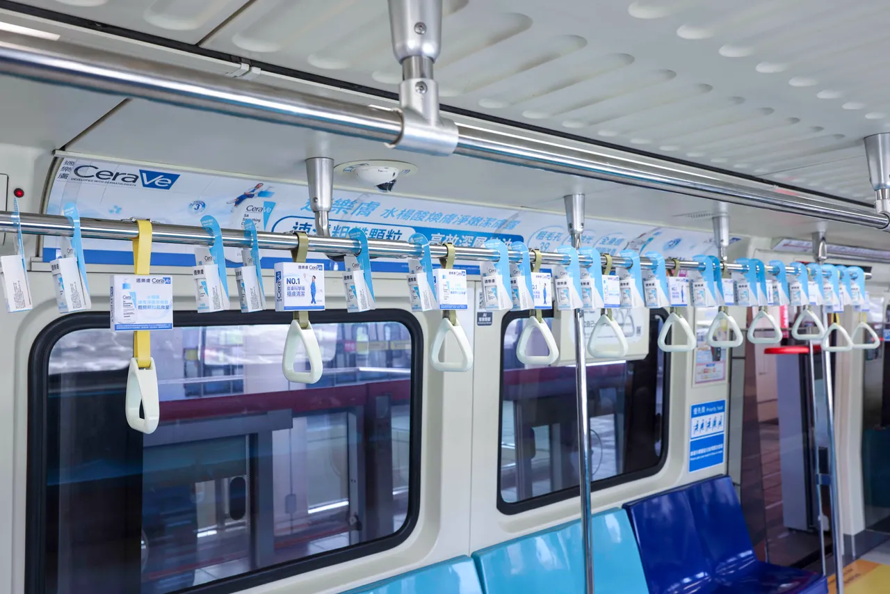 適樂膚將體驗贈樣直接掛在車廂把手上，通勤族搭車隨手就能拿。品牌提供
