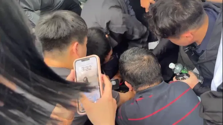 游兆霖於現場被壓制。翻攝畫面