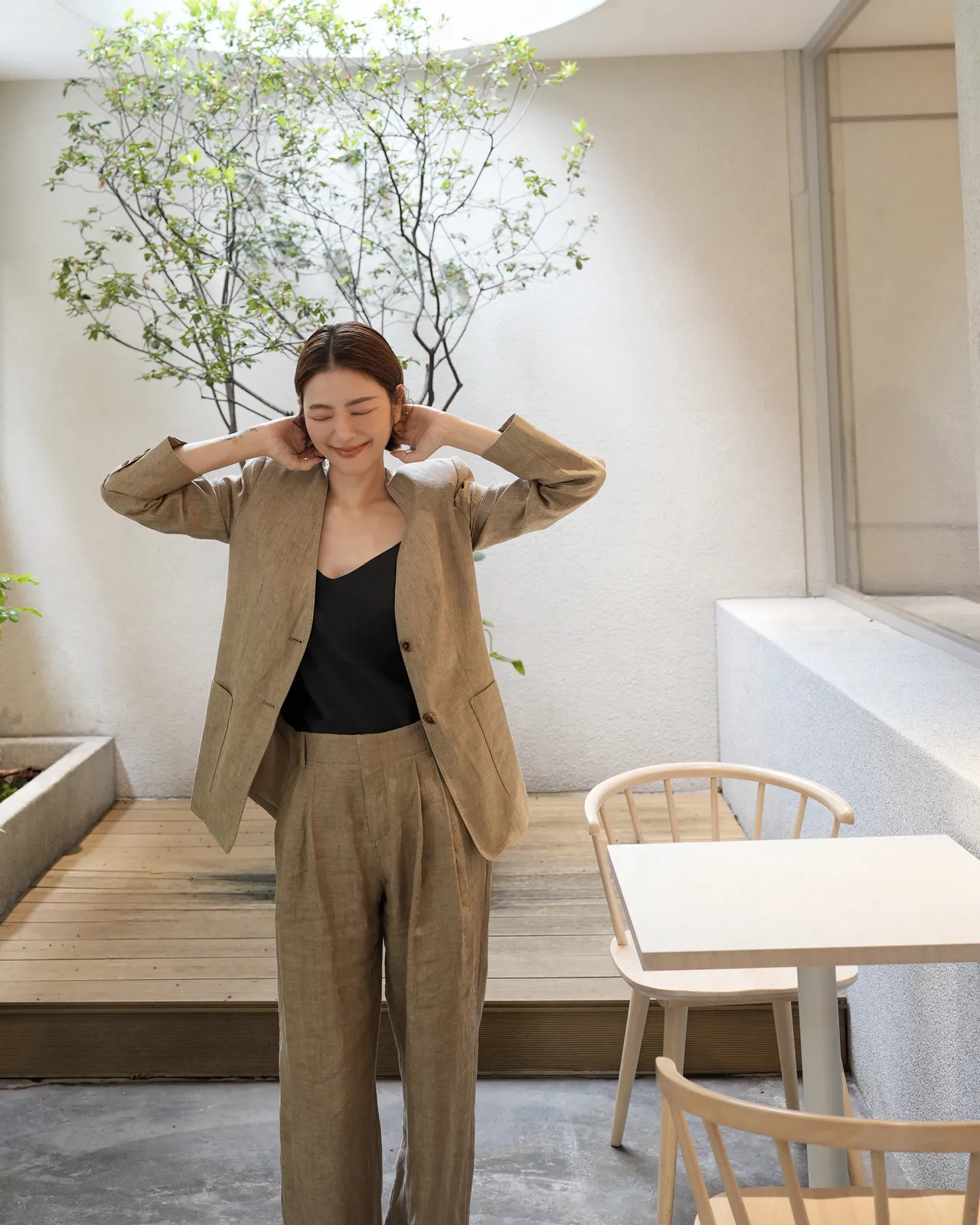 許路兒內裡搭配的低胸背心透出屬於小女人的高級性感。品牌提供