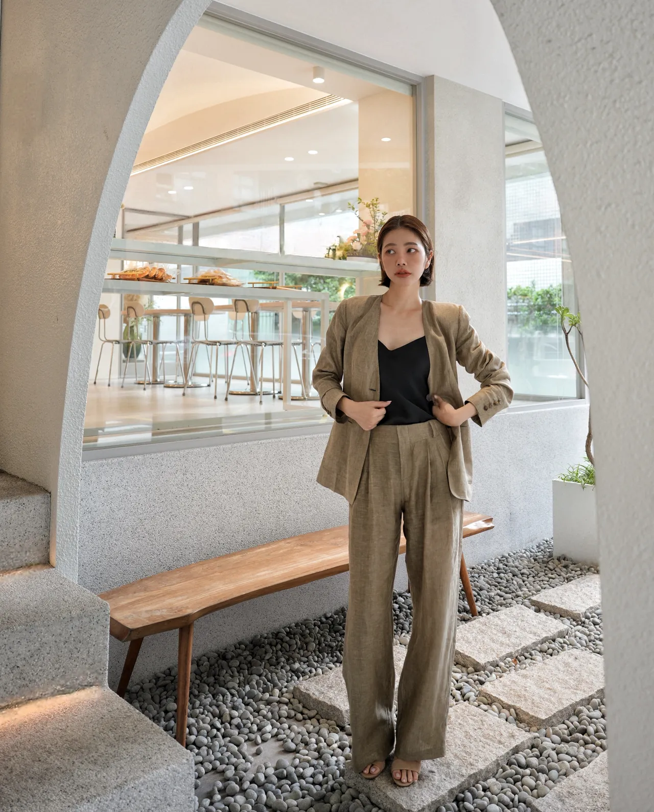 許路兒以卡其色亞麻西裝外套搭配同色系的寬版長褲。品牌提供