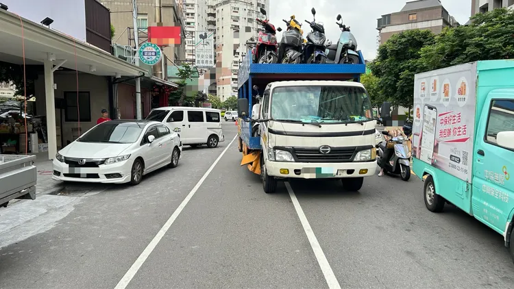 大貨車撞倒張姓母子機車，再推撞2輛停在路邊的轎車。民眾提供