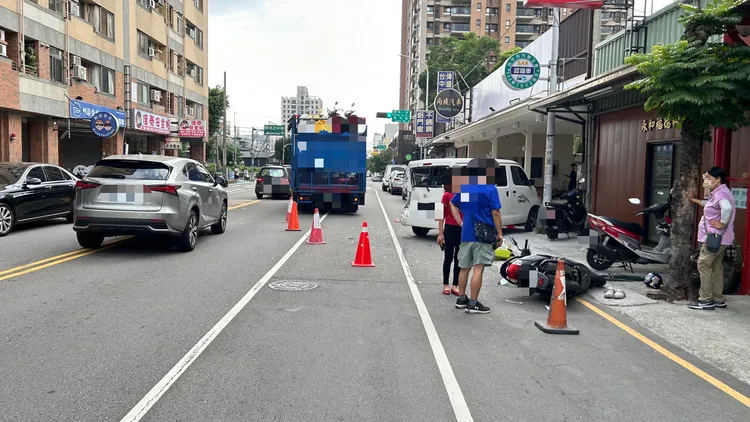 事故發生在台中市南區高工路永和福德祠前方。民眾提供