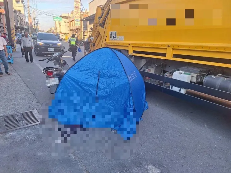 7歲男童連人帶車摔倒，頭部遭垃圾車輾過當場死亡。民眾提供