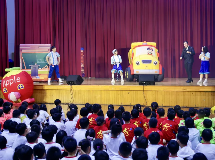 首場巡演於新北市秀朗國小登場，現場師生專注參與交通安全互動劇場演出。業者提供