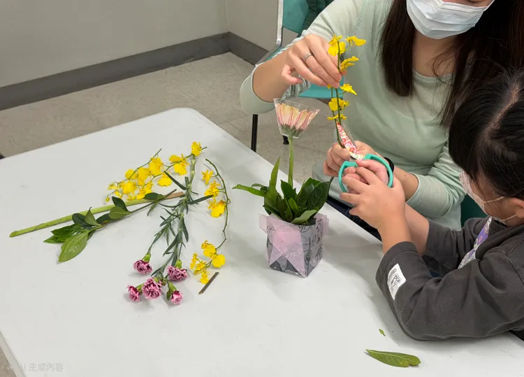 肝移植媽媽一起和孩子參與花藝手作課程。林口長庚醫院提供
