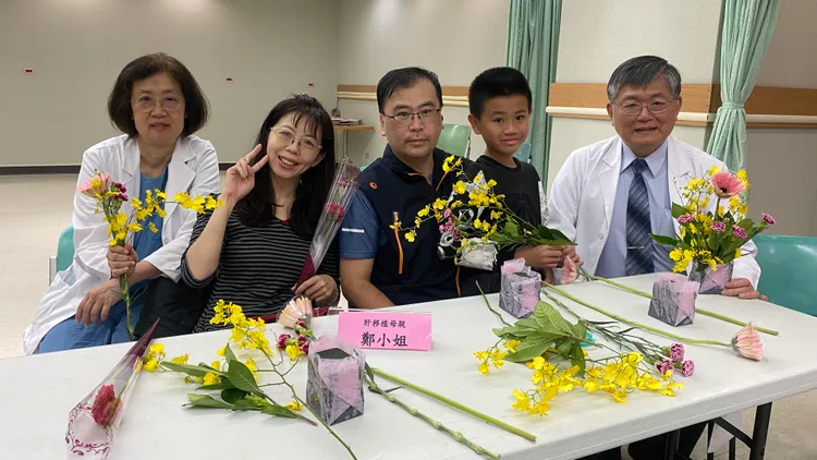 林口長庚跨專科醫療團隊，右為李威震副院長，左為土城醫院婦產科趙安祥主任。林口長庚醫院提供