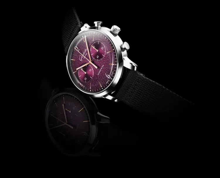 格拉蘇蒂原創Sixties Chronograph年度版，42mm，不鏽鋼錶殼，半透明紫色漆面配壓紋青銅錶盤，黑色合成纖維錶帶，39-34型自動上鍊機芯，動力儲存40小時，防水深度30米，30萬2000元。品牌提供