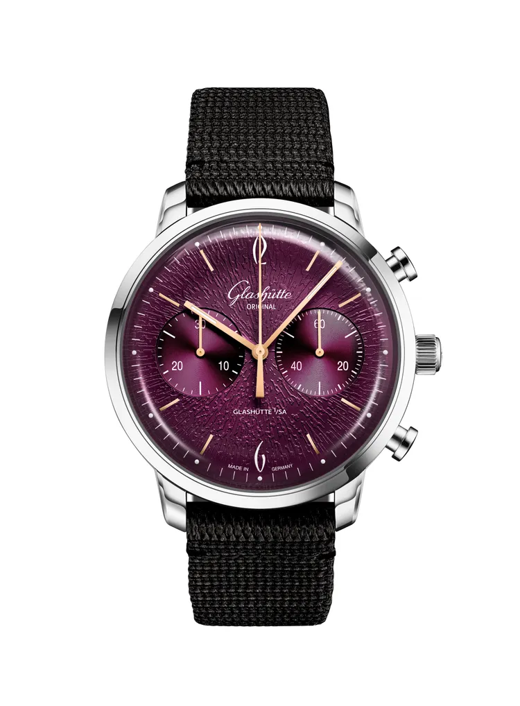 格拉蘇蒂原創Sixties Chronograph年度版，42mm，不鏽鋼錶殼，半透明紫色漆面配壓紋青銅錶盤，黑色合成纖維錶帶，39-34型自動上鍊機芯，動力儲存40小時，防水深度30米，30萬2000元。品牌提供