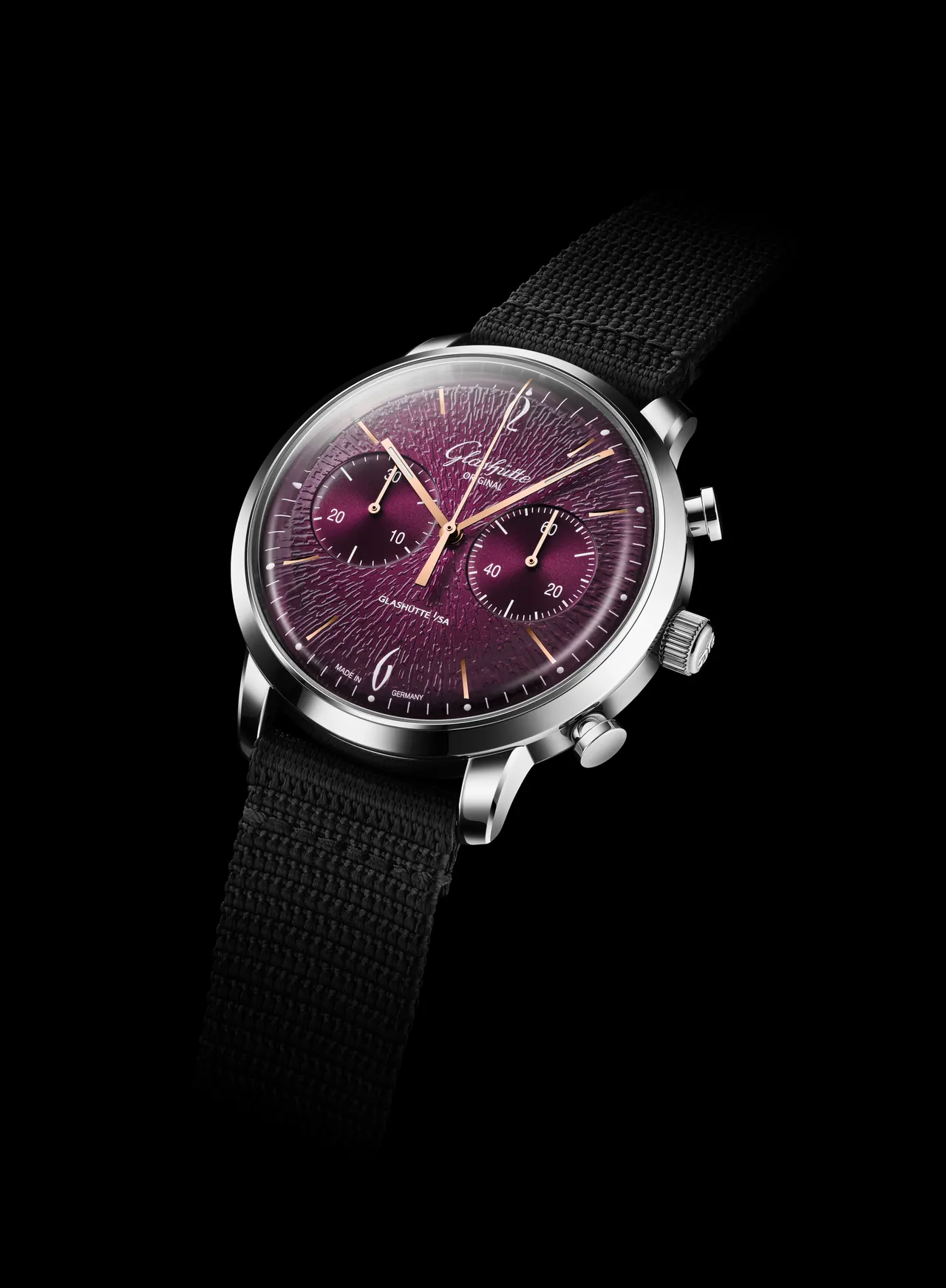 格拉蘇蒂原創Sixties Chronograph年度版，42mm，不鏽鋼錶殼，半透明紫色漆面配壓紋青銅錶盤，黑色合成纖維錶帶，39-34型自動上鍊機芯，動力儲存40小時，防水深度30米，30萬2000元。品牌提供