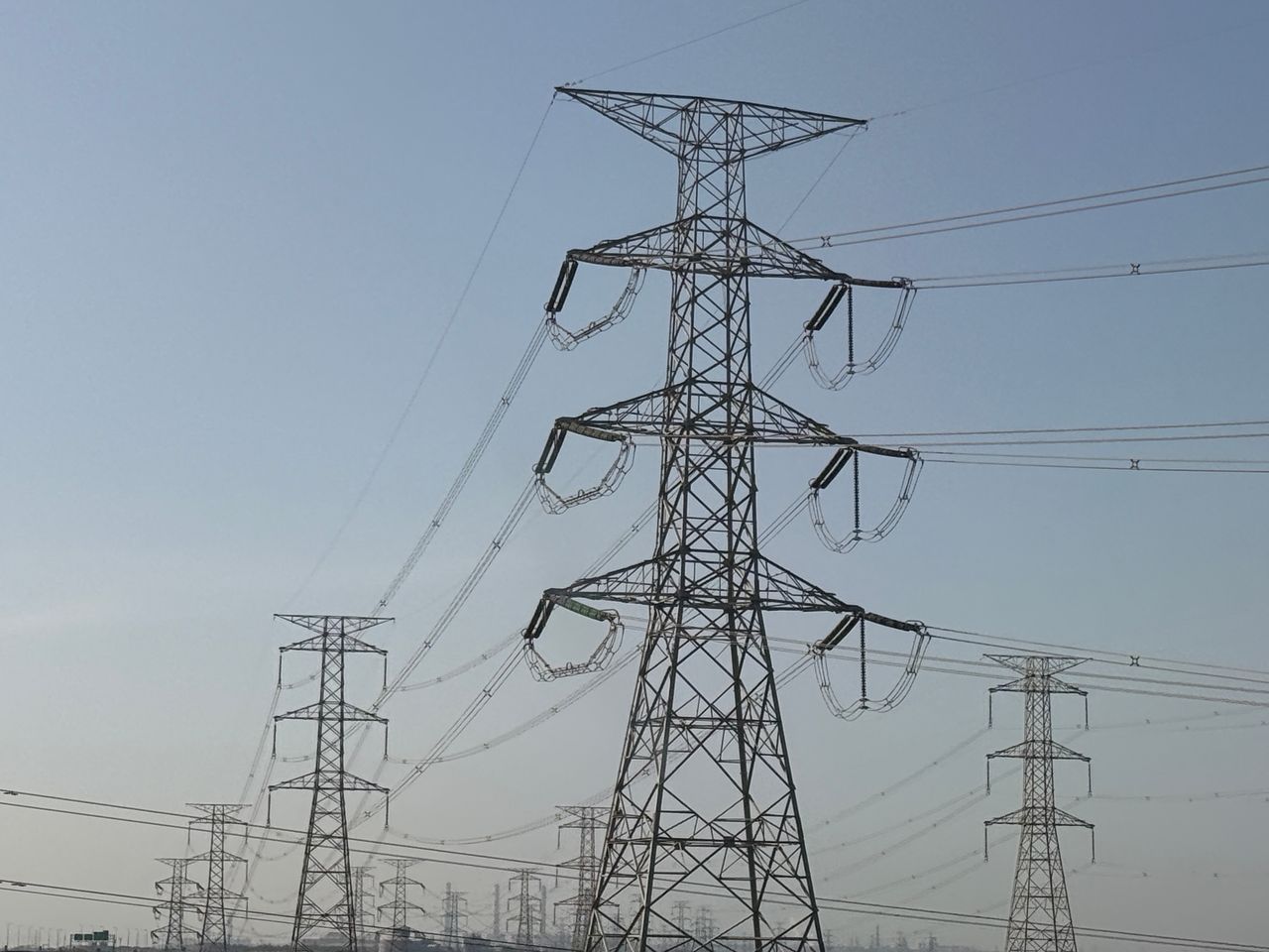 發展AI先搶電!科技、電力ETF人氣爆棚 這2檔今年吸逾7.4萬人搶進