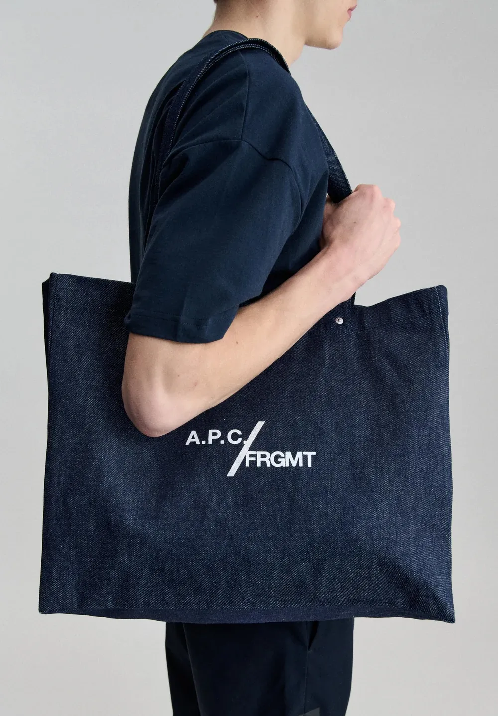 A.P.C. FRGMT聯名LOGO原色丹寧托特包，7300元。品牌提供