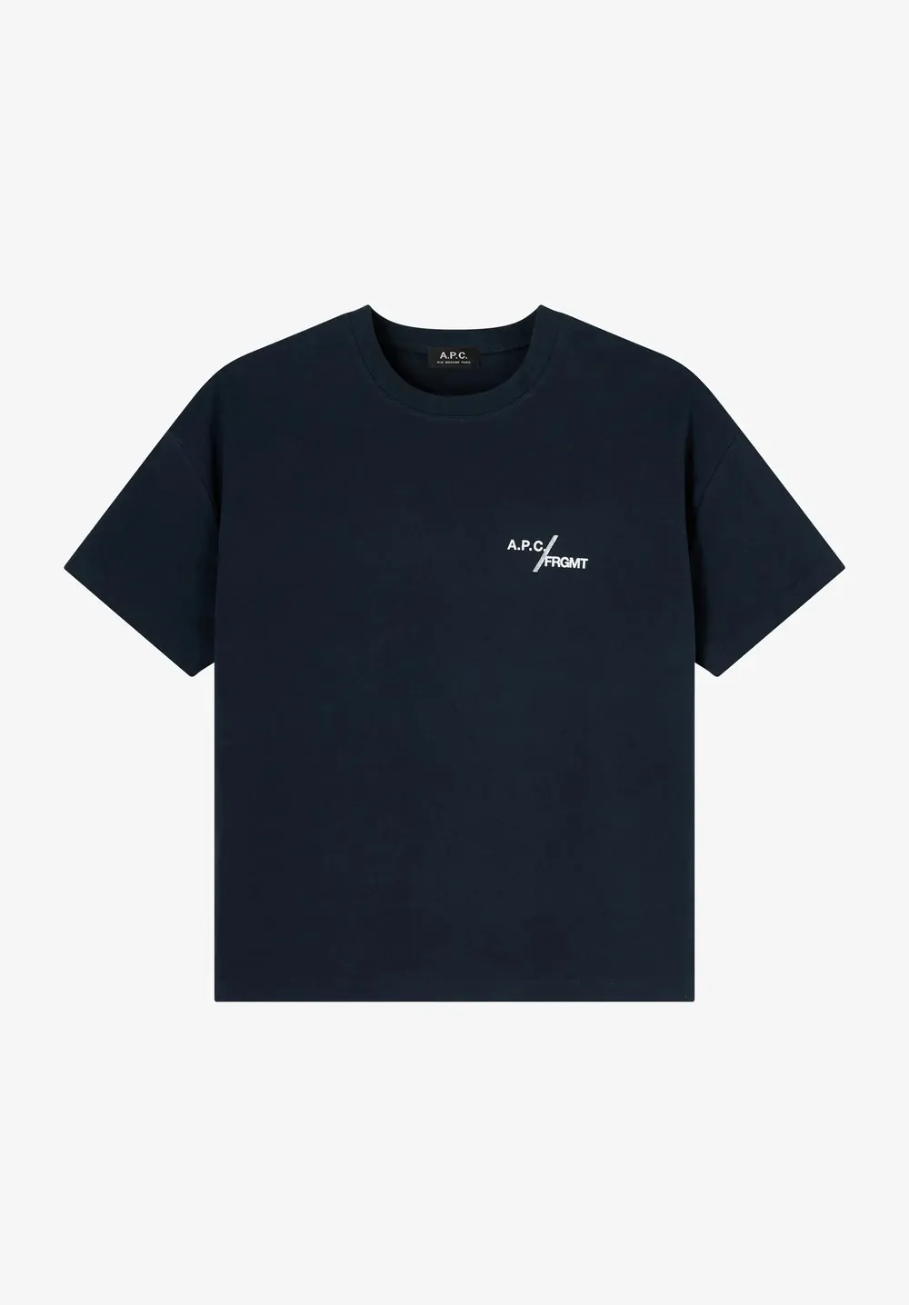 A.P.C. FRGMT聯名LOGO深藍T恤，6300元。品牌提供