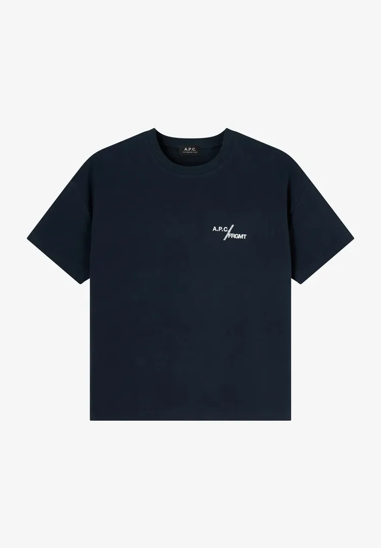 A.P.C. FRGMT聯名LOGO深藍T恤，6300元。品牌提供