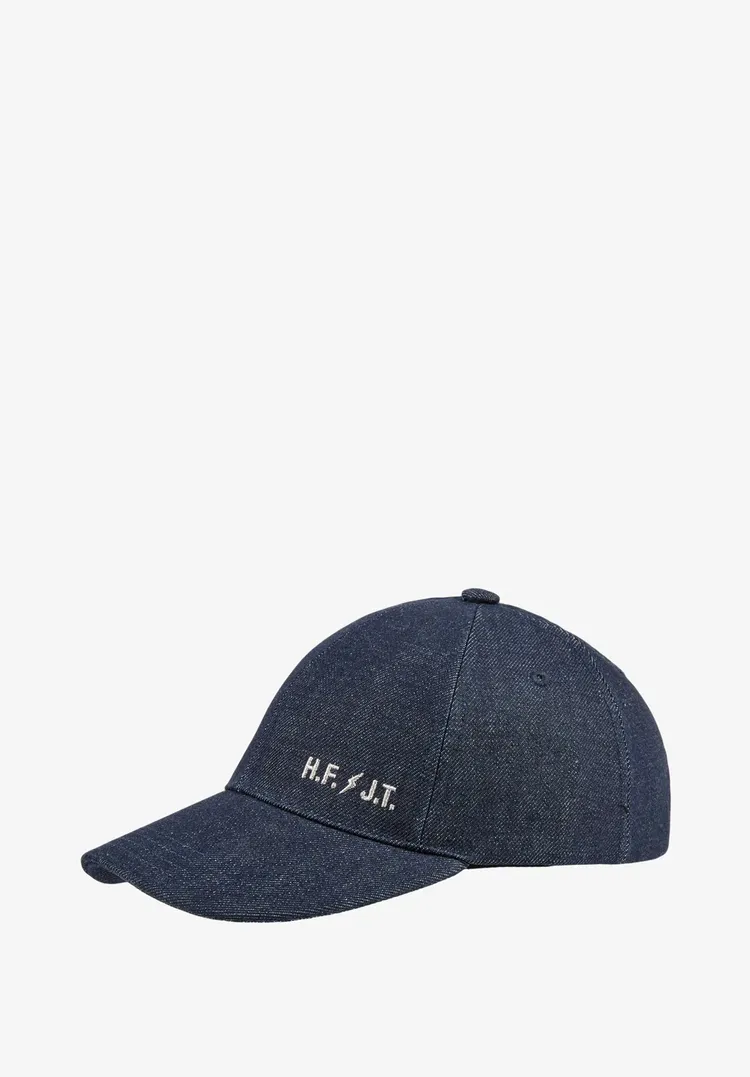 A.P.C. FRGMT聯名LOGO原色丹寧棒球帽，4800元。品牌提供