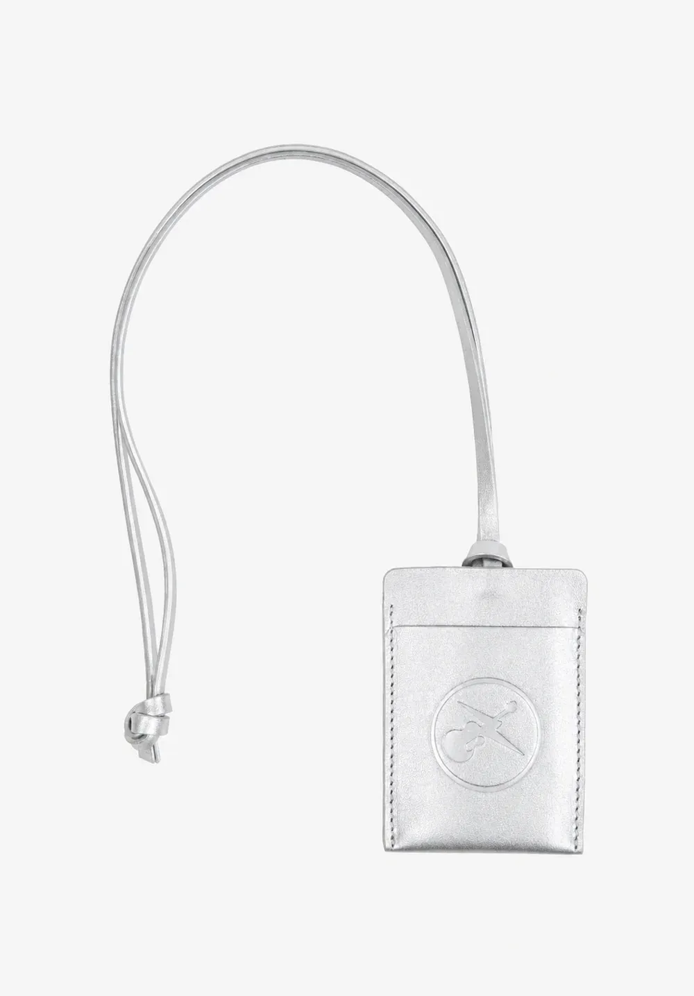 A.P.C. FRGMT聯名LOGO銀色頸掛卡夾，8800元。品牌提供