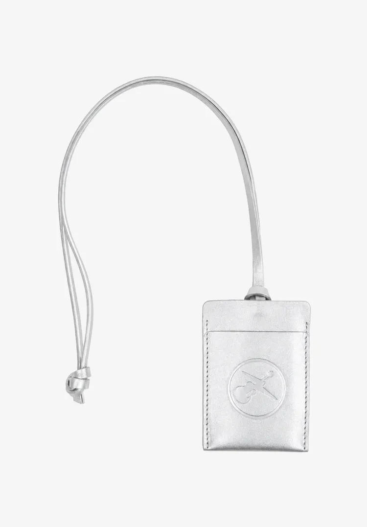 A.P.C. FRGMT聯名LOGO銀色頸掛卡夾，8800元。品牌提供