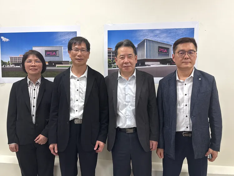 圖左至右：信昌電財務會計總處處長羅夏盈、行銷業務副總林文科、總經理陳淳學、行銷處協理蔣建文。呂承哲攝