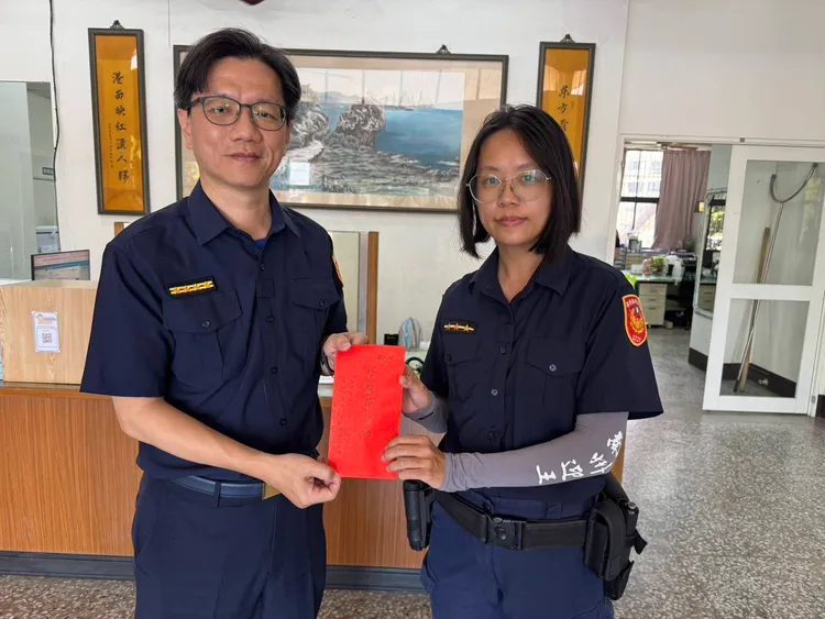 東港警分局長高志正及東港警友會主任黃耀德、副主任陳信翰親致贈母親節祝福。翻攝畫面