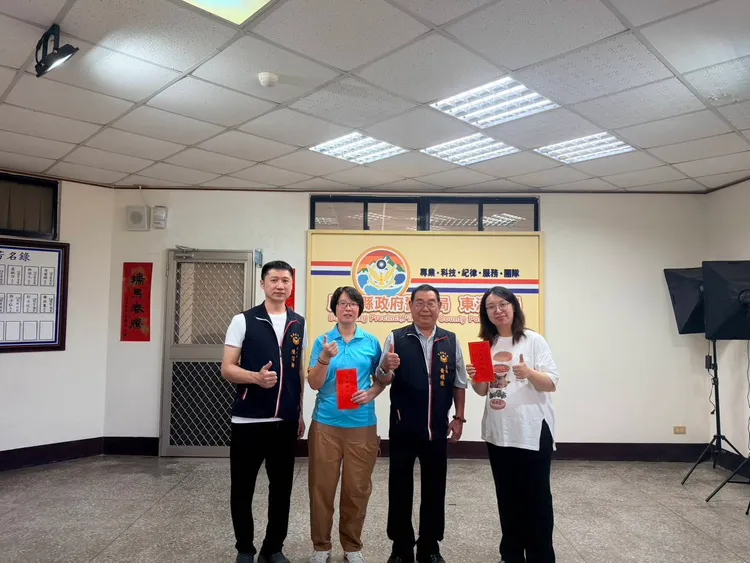 東港警分局長高志正及東港警友會主任黃耀德、副主任陳信翰親致贈母親節祝福。翻攝畫面