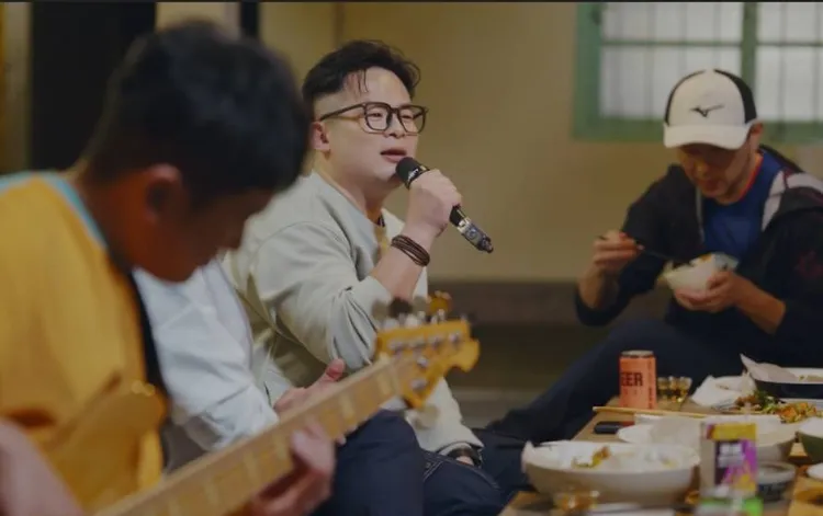金曲樂團愛客樂化身音樂客語課老師，中為主唱邱廉欽。客電視台提供