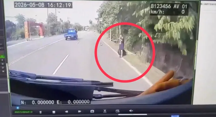 垃圾車行車記錄器拍下賴姓婦人最後身影。翻攝照片