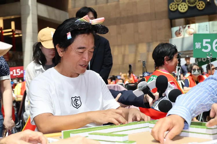 吳宗憲「下海」打麻將。攝影中心攝