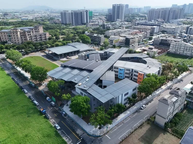 藍田國小即將完工，區域預售屋單價已落在均價4字頭初，但主要是兩場指標案拉抬，其餘個案還維持在3字頭中段。高市府提供