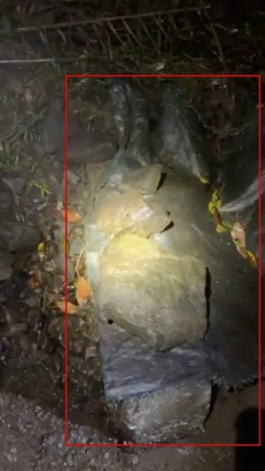 取水口被石頭及帆布擋住。投訴人提供