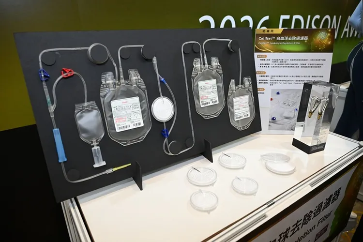 紡織所攜手笙特科技的「CellNet™ 白血球去除過濾器」榮獲銀獎，其導入超臨界流體技術，打造獲台灣捐血中心驗證的低碳綠色醫療製程。經濟部提供