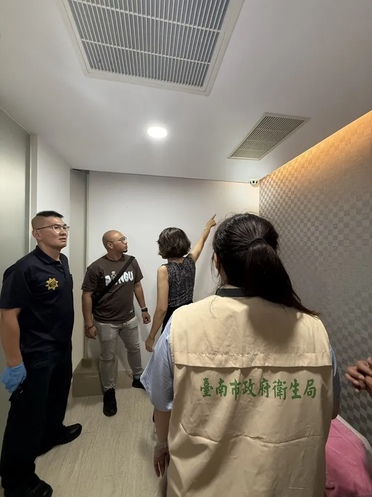 台南市衛生局9日稽查，發現研醫明醫美診所美容室天花板偵煙器內疑似針孔攝影設備。翻攝畫面